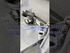 تغذیه کننده کاسه لرزش دهنده قطعات کوچک را حمل می کند